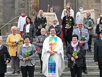 Die Kommunionjubilare der Pfarrei St. Jakobus der Ältere in Tschirn feierten mit Pfarrer Detlef Pötzl (vorne, Mitte) einen festlichen Gottesdienst. Foto: Karl-Heinz Hofmann