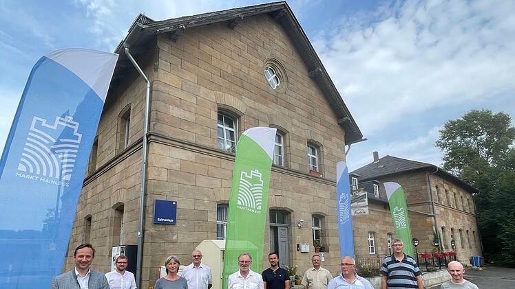 Gruppenbild mit Bürgermeister und Gemeinderäten sowie weiteren Gärsten am Bahnhof. Foto: Jürgen Gärtner