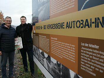 Zeitlofs' Altb&uuml;rgermeister Wilhelm Friedrich (links) und sein Nachfolger Matthias Hauke an der neuen Strecke-46-Infotafel am ehemaligen Bahnhof Rupboden. Er liegt am neu ausgewiesenen Spurensucherpfad. Foto: Steffen Standke