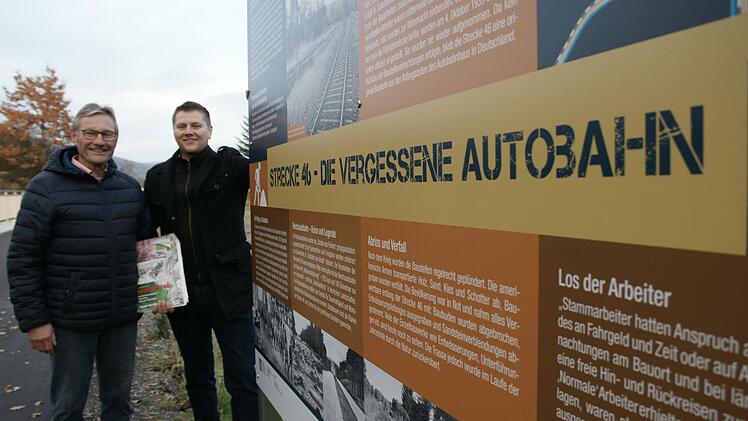 Zeitlofs' Altb&uuml;rgermeister Wilhelm Friedrich (links) und sein Nachfolger Matthias Hauke an der neuen Strecke-46-Infotafel am ehemaligen Bahnhof Rupboden. Er liegt am neu ausgewiesenen Spurensucherpfad. Foto: Steffen Standke