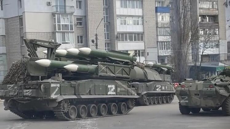 Aktuell wird das Militär im Zentrum von Berdjansk zusammengezogen. Was Russlands nächste Schritte sind, ist unklar.