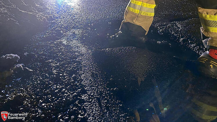 Pl&ouml;tzliches Schlagloch in Bamberg: Autos m&uuml;ssen abgeschleppt werden