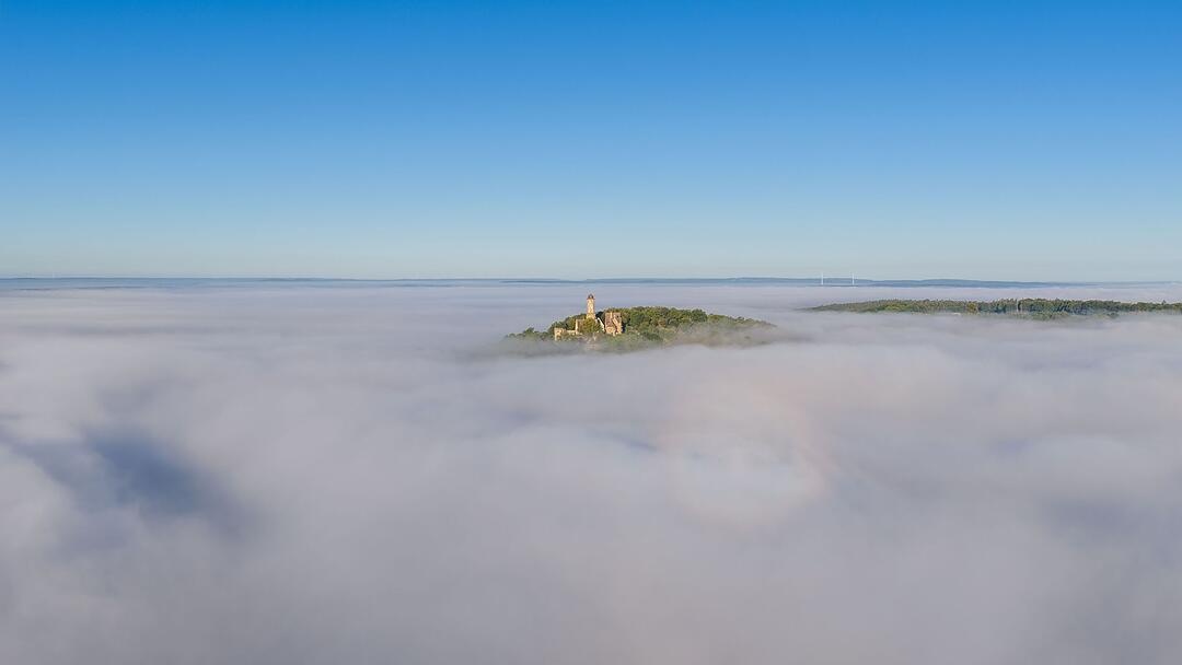 &Uuml;ber den Nebel ragt die Bamberger Altenburg.