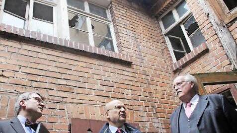 Die Wohnbau-Geschäftsführer Andreas Heipp und Willibald Fehn (von links) zeigten Regierungspräsident Wilhelm Wenning das stark beschädigte Anwesen Ketschengasse 42. Heipp und Fehn erhoffen sich einen Zuschuss der Oberfranken-Stiftung, der Wenning vorsitzt.