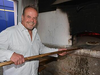 Friedrich Geiß schießt den Plootz in den Ofen ein.  Fotos: Björn Hein