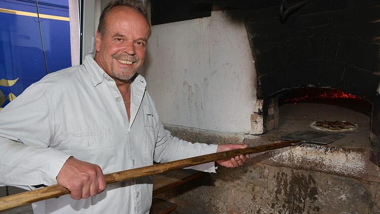 Friedrich Geiß schießt den Plootz in den Ofen ein.  Fotos: Björn Hein