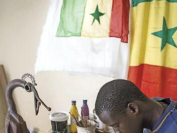 Zu Besuch bei Aziz Ndiaye in Thiès, einer der jetzt im Bamberger Klinikum ausstellenden Künstler  Foto: Bernhard Kümmelmann