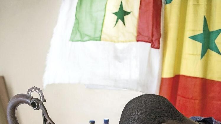 Zu Besuch bei Aziz Ndiaye in Thiès, einer der jetzt im Bamberger Klinikum ausstellenden Künstler  Foto: Bernhard Kümmelmann