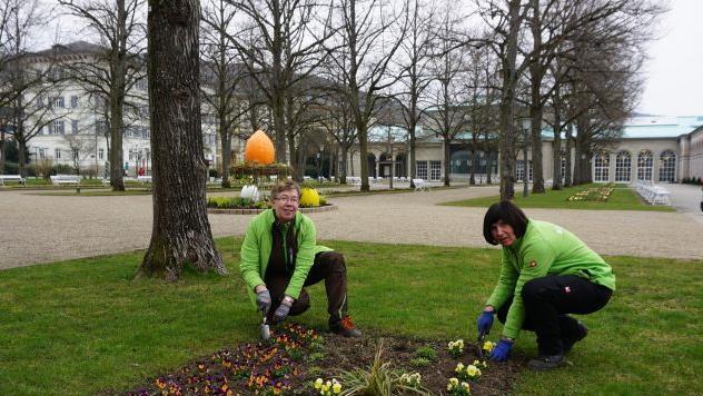 Die Fachkr&auml;fte der Bayer. Staatsbad Bad Kissingen GmbH beim Pflanzen der Fr&uuml;hlingsbl&uuml;her im Kurgarten. Foto: Daniel Scheublein