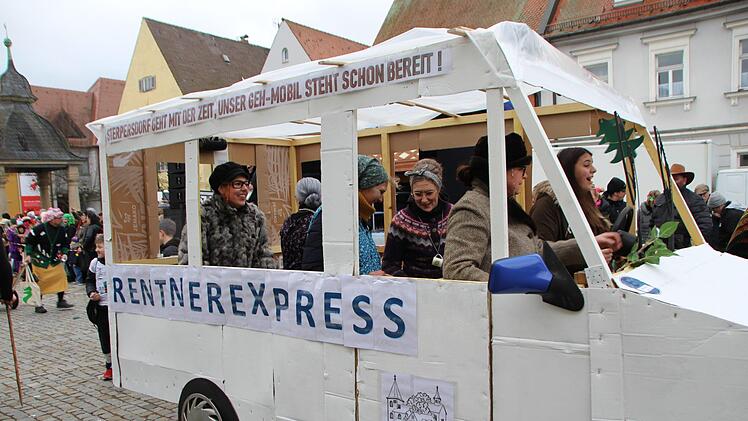 Die Feuerwehr Sterpersdorf mit ihrem Rentnerexpress