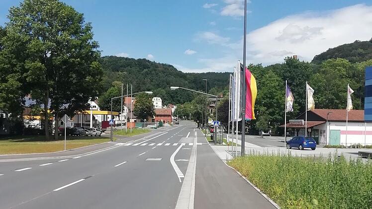 Nur wenige Meter lang sind die Markierungen beidseits der Hofer Straße. Das wirkt merkwürdig, hat aber seinen Grund.Foto: Katrin Geyer