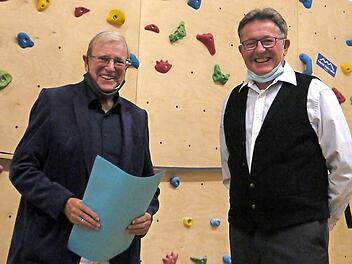 Hans Reuther (l.) wird vom Vorsitzenden Peter Röckelein für 50-jährige Mitgliedschaft ausgezeichnet. Foto: p