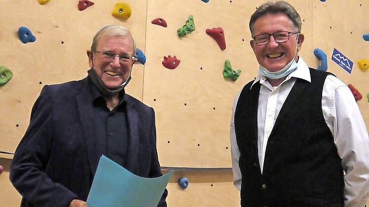 Hans Reuther (l.) wird vom Vorsitzenden Peter Röckelein für 50-jährige Mitgliedschaft ausgezeichnet. Foto: p