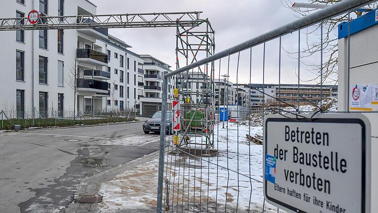 Schauplatz einer Baumisere: Die Krackhardtstraße auf der Bamberger Erba-Insel.  Foto: Ronald Rinklef