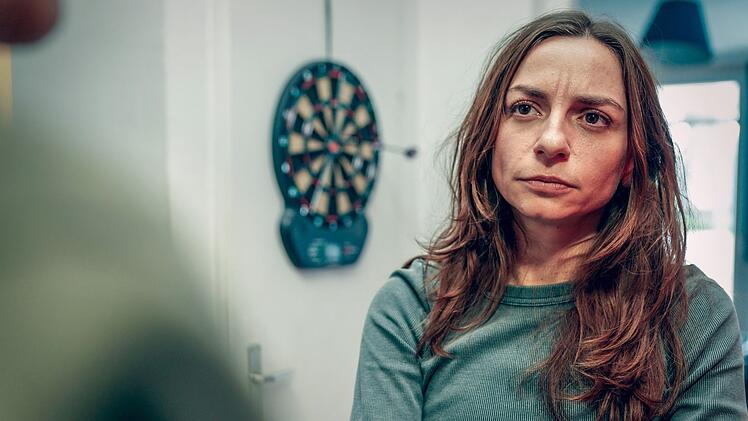 Jessica Plattner (Julia Edtmeier) ist eine notorische Systemkritikerin und provokanter Dauergast bei den Wiener Demos. Doch hat sie auch etwas mit dem Todesfall während einer Demonstration zu tun?