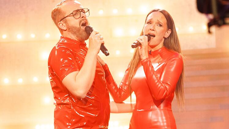 Ross Antony und Carolin Kebekus performen zusammen "Oops!... I Did It Again" von Britney Spears.