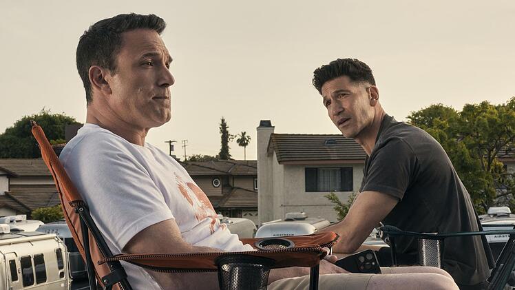 Christian Wolff (Ben Affleck, links) heuert seinen Bruder Braxton (Jon Bernthal) f&uuml;r die Jagd nach einem M&ouml;rder an.