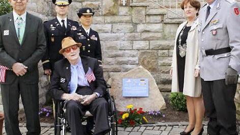 Die Veteranen (von links) Robert Dutil und Lloyd Ramsey, Tim Stoy und Monica Stoy von der US-Armee, Bürgermeisterin Brigitte Meyerdierks sowie  Oberst Müller vor der frisch enthüllten Tafel.