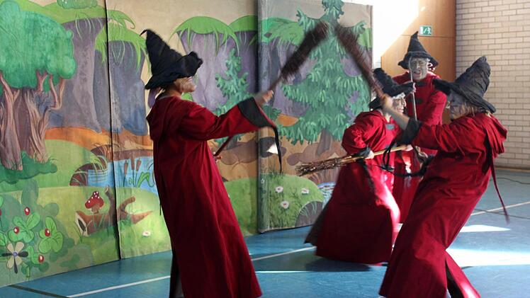 Einen feurigen Hexentanz zeigen die Darsteller der Kinderoper "Papageno".