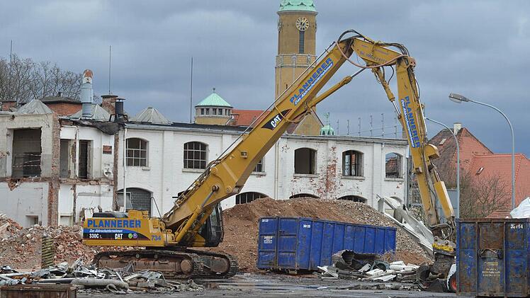 Auch in Bamberg-Nord entstehen Wohnungen: Auf dem Schaeffler-Gelände läuft derzeit der Abbruch von Gebäudeteilen. Foto: Ronald Rinklef