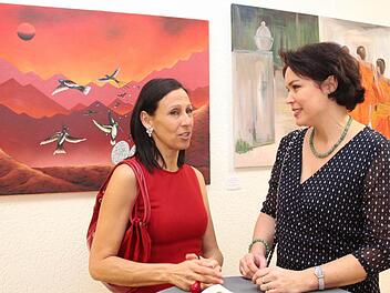 Aimeé Schenkel Baumüller (l.) und Ulla Rosensteiner tauschten sich über ihre Kunst aus. Fotos: Johanna Blum