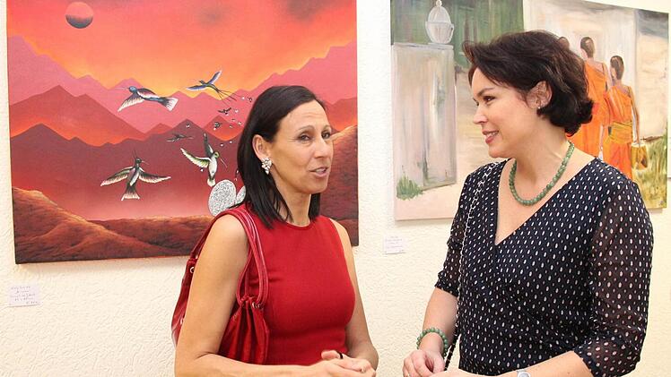 Aimeé Schenkel Baumüller (l.) und Ulla Rosensteiner tauschten sich über ihre Kunst aus. Fotos: Johanna Blum