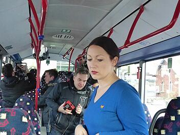Xenia Hügel spielt in dem Kurzfilm die Busfahrerin Caro.Fotos: Pauline Lindner