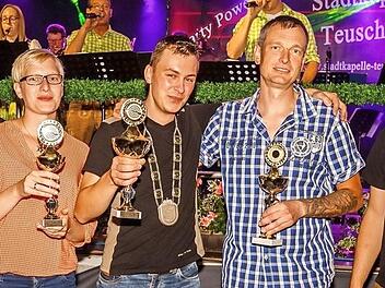 Bei der Siegerehrung (von links): Erster Schützenmeister Johannes Haase, Zweite Ritterin Christine Rentsch, König des Jedermannschießens Rick Haas, Erster Ritter Mario Bergmann, Zweiter Schützenmeister Frank Ziener  Foto: Florian Bauer