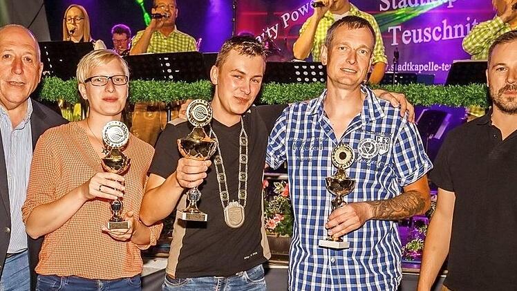 Bei der Siegerehrung (von links): Erster Schützenmeister Johannes Haase, Zweite Ritterin Christine Rentsch, König des Jedermannschießens Rick Haas, Erster Ritter Mario Bergmann, Zweiter Schützenmeister Frank Ziener  Foto: Florian Bauer