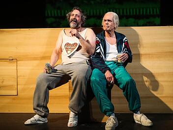 Konrad  Dotterweich (Stephan Mertl) und Lothar Ackermann (Thomas Straus) sind sich ihrer Lage durchaus bewusst.  Bild unten: Das Ehepaar Terre (Kerstin Hänel, Frederik Leberle) steigt über die Leiche seines Sohnes.Henning Rosenbusch