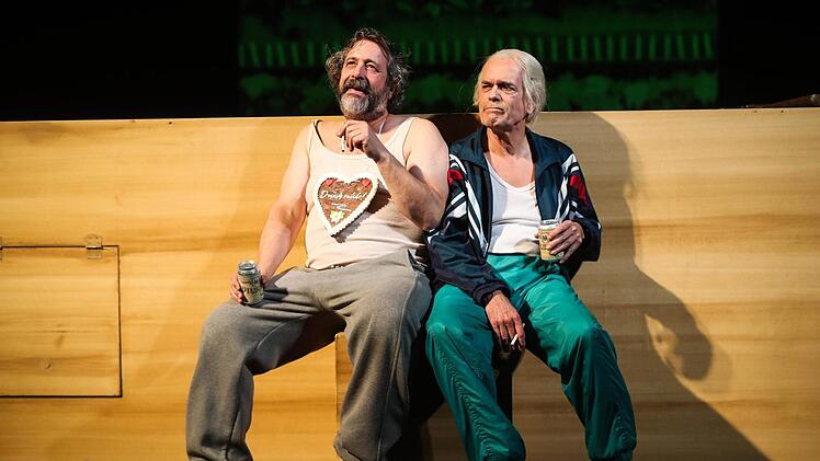 Konrad  Dotterweich (Stephan Mertl) und Lothar Ackermann (Thomas Straus) sind sich ihrer Lage durchaus bewusst.  Bild unten: Das Ehepaar Terre (Kerstin Hänel, Frederik Leberle) steigt über die Leiche seines Sohnes.Henning Rosenbusch