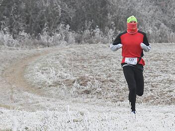 Beim Fuschter Silvesterlauf vor 14 Monaten herrschte regelrechte Eiszeit, für die sich Markus Veth vom TSV Rannungen ganz besonders wappnete. Andere Teilnehmer liefen in kurzen Hosen, was aus medizinischer Sicht nicht unbedingt eine Gefahr für die Gesundheit darstellen muss.ssp