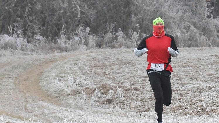 Beim Fuschter Silvesterlauf vor 14 Monaten herrschte regelrechte Eiszeit, für die sich Markus Veth vom TSV Rannungen ganz besonders wappnete. Andere Teilnehmer liefen in kurzen Hosen, was aus medizinischer Sicht nicht unbedingt eine Gefahr für die Gesundheit darstellen muss.ssp