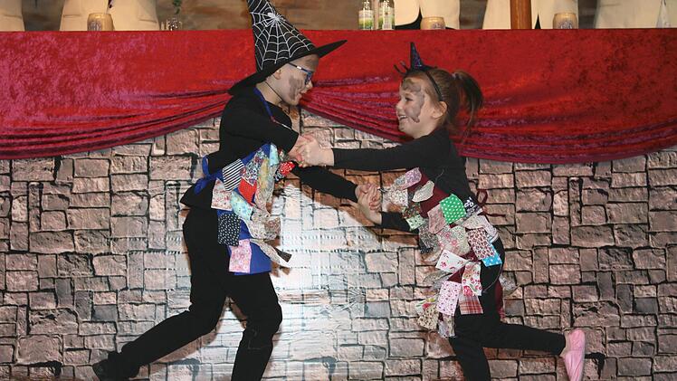Beim "Hexentanz" waren Lilo Einbecker und Emil Hömer von der "Purzelgarde " voll in ihrem Element.