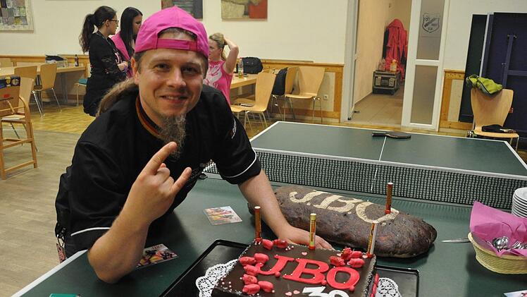 Metal-Bäcker und Brotsommelier Axel Schmitt hat J.B.O. schon auf Wacken begleitet und überrascht die Jubilare mit einer Torte