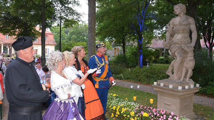 Auch Bad Bocklets "Historische"  promenierten bei der Kurgartenbeleuchtung.Peter Rauch