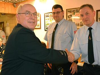Als letzte Amtshandlung verabschiedete (Noch-) Kommandant Matthias Nürnberger Reinhard Metz nach über 40 Jahren in den Feuerwehrruhestand. Auf unserem Foto von links: Reinhard Metz und Matthias Nürnberger, dazwischen im Hintergrund der Nachfolger von Matthias Nürnberger, der neu gewählte Kommandant Daniel Lang.