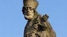 Auch den Eltmanner Marktplatzbrunnen mit der Nepumuk-Figur ziert am Sockel ein Schriftzug.