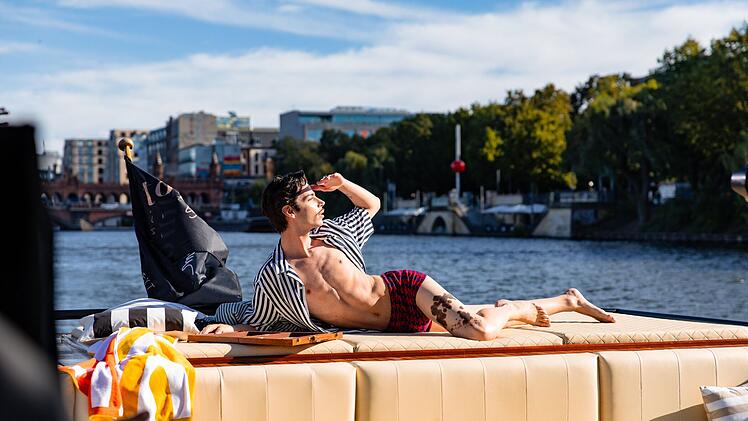 Zum ersten Mal zeigt Alexavius sein Muttermal &ouml;ffentlich, das er sonst immer versteckt.