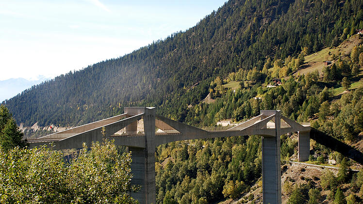 Ganterbr&uuml;cke Simplonpass Schweiz Transitgeb&uuml;hr Alpen&uuml;bergang Nord-S&uuml;d-Route Vignette Durchfahrtsabgabe Wallis Alpenroute Maut Urlauber Italien-Reise Gotthard San-Bernardino Nationalrat Parlament Schweizer Alpen Durchgangsverkehr Reisekosten Urlaubsplanung Verkehrsinfrastruktur Alpenquerung Transitverkehr Deutschland Sommerurlaub Ferienverkehr Autobahn Grenz&uuml;bergang Reiseroute Kostensteigerung