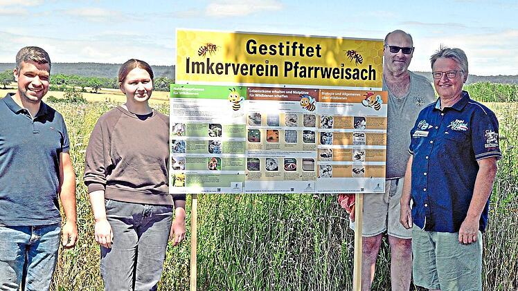 Speziell f&uuml;r Wildbienen hat der Imkerverein Pfarrweisach diese Informationstafel aufgestellt. Dar&uuml;ber freuen sich der Vorsitzende des Imkervereins, Dieter M&uuml;ller, sowie Thomas Schad und Laura Dirauf aus dem Vorstand und B&uuml;rgermeister Lukas Ender. ...