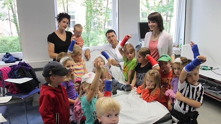 Stolz präsentieren die Kleinen ihren Gips.