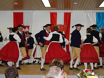 Man merkt es den Oberthulbaer Trachtentänzern an, sie haben bei ihren Auftritten sehr viel Spaß.  Foto: Günther Straub