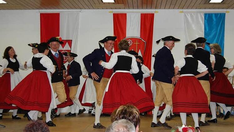 Man merkt es den Oberthulbaer Trachtentänzern an, sie haben bei ihren Auftritten sehr viel Spaß.  Foto: Günther Straub