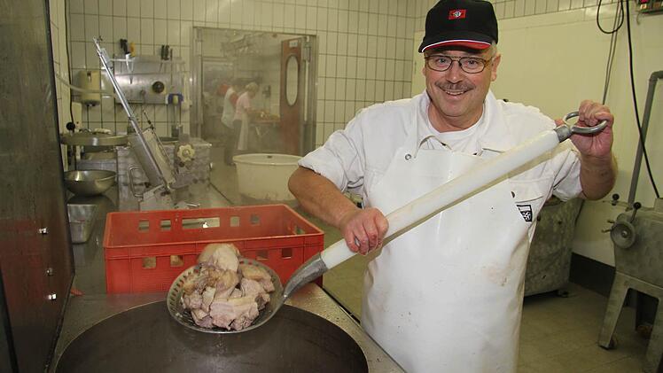 Im Kessel dampft alles, was zu einer Schlachtschüssel gehört. Foto: Sonja Adam