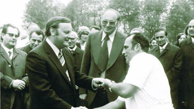 Die Freibaderöffnung am 1. Juni 1974. Unser Bild zeigt (von links) Schulrektor Gerhard Bobek, Pfarrer Wolfram Michel (dahinter) sowie (vorne) Bürgermeister Werner Döll, Architekt Herwarth Schomberg und Bademeister Bernhard Schwarz bei der Schlüsselübergabe; rechts im Hintergrund MdL Heiner Stenglein und Emil Kastner vom BLSV.