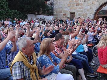 Das Publikum ließ sich von den Pointen zu Beifallsstürmen hinreißen. Foto: Johanna Ecket