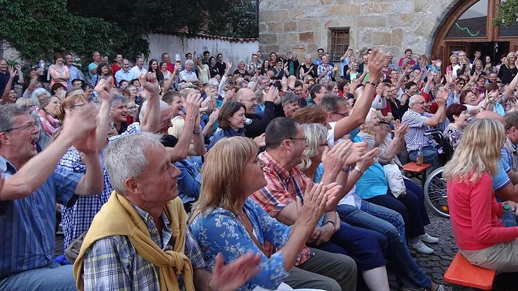 Das Publikum ließ sich von den Pointen zu Beifallsstürmen hinreißen. Foto: Johanna Ecket