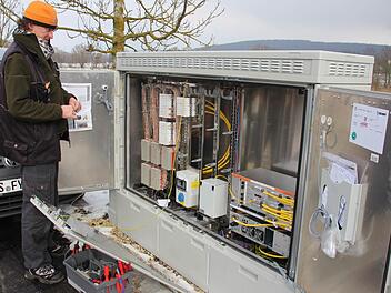 In diesen Verteilerkästen, wie sie in Rentweinsdorf seit über zwei Jahren an mehreren Stellen stehen, gehen die DSL-Signale über Glasfaserkabel ein und werden über Kupferleitungen an die Haushalte weiterverteilt.  FT-Archivfoto: Ralf Kestel