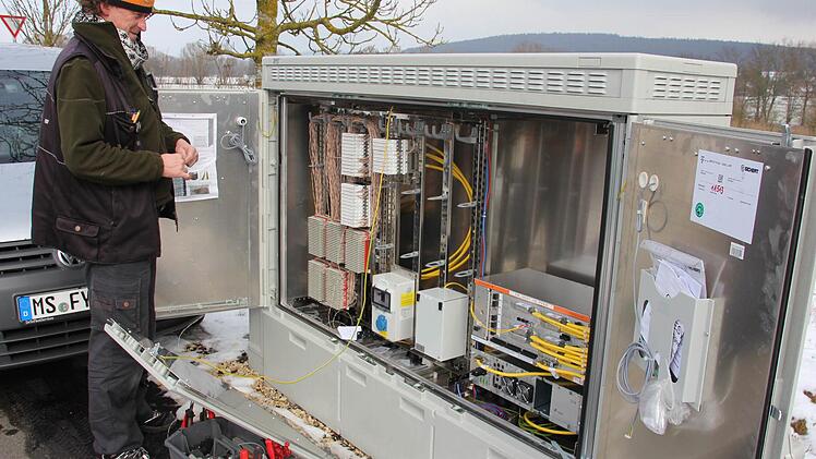 In diesen Verteilerkästen, wie sie in Rentweinsdorf seit über zwei Jahren an mehreren Stellen stehen, gehen die DSL-Signale über Glasfaserkabel ein und werden über Kupferleitungen an die Haushalte weiterverteilt.  FT-Archivfoto: Ralf Kestel